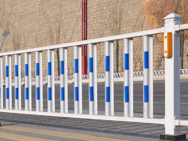 道路鋅鋼護欄圖片