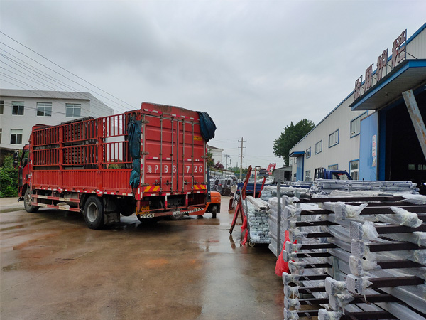 2020年7月15日上午鋁合金百葉窗產品裝車發貨！