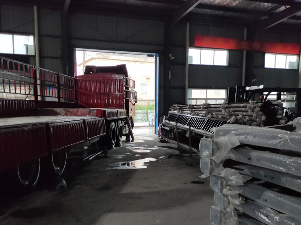 金用護(hù)欄2020年7月18日鋅鋼陽(yáng)臺(tái)護(hù)欄產(chǎn)品裝車(chē)發(fā)貨！