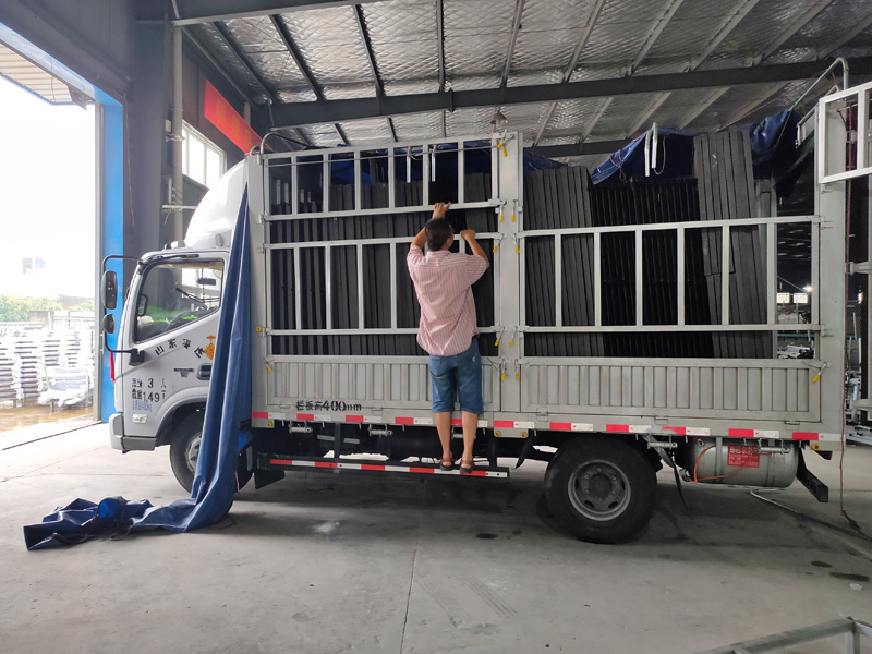 金用護欄2020年7月27日鋁合金百葉窗裝車發貨! 金用護欄2020年7月27日鋁合金百葉窗裝車發貨!