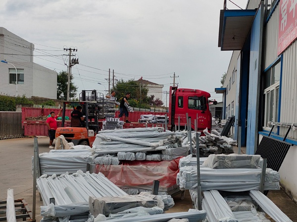 金用護欄2020年8月7日鋅鋼陽臺護欄裝車發貨！