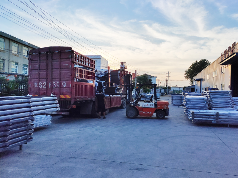 金用護欄2020年8月16日鋅鋼陽臺護欄裝車發貨！