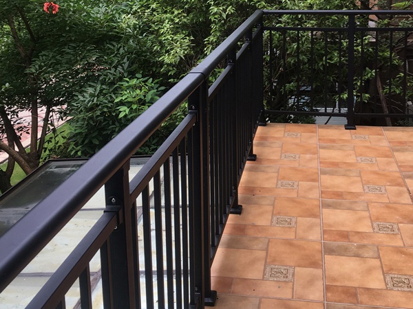 陽臺護欄承重抗壓荷載規(guī)范要求 陽臺護欄承重抗壓荷載規(guī)范要求