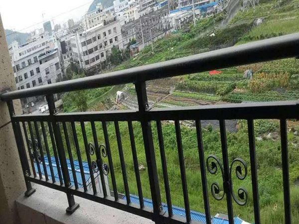 什么材料做的陽臺護(hù)欄價(jià)格便宜又安全耐用?80%采購人員都選它! 什么材料做的陽臺護(hù)欄價(jià)格便宜又安全耐用?80%采購人員都選它!