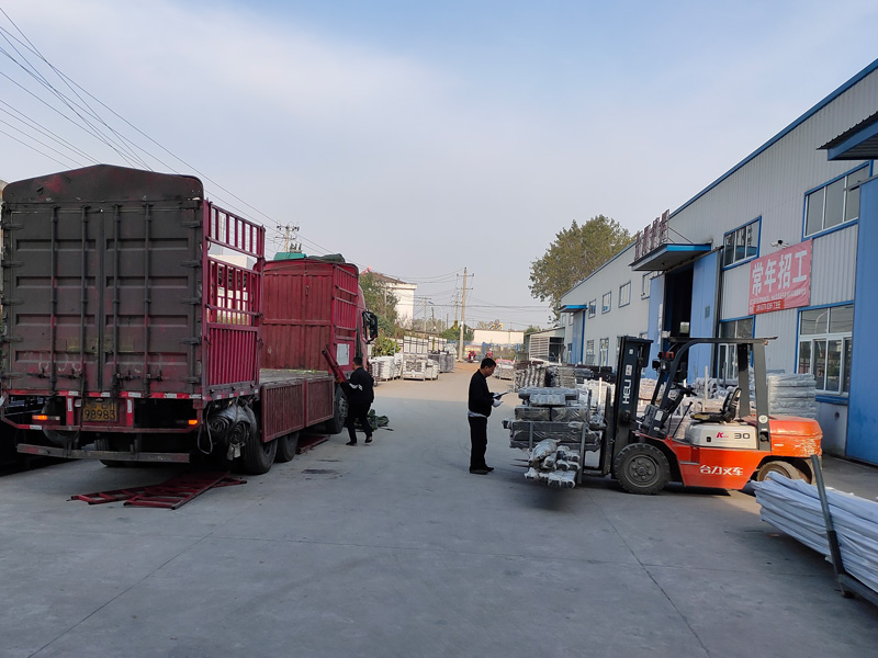 金用護(hù)欄2020年10月21日鋅鋼陽(yáng)臺(tái)護(hù)欄裝車發(fā)貨! 金用護(hù)欄2020年10月21日鋅鋼陽(yáng)臺(tái)護(hù)欄裝車發(fā)貨!