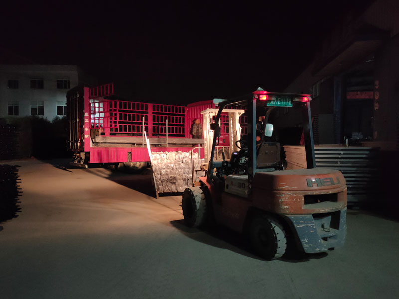 金用護(hù)欄2021年12月7日鋅鋼護(hù)欄裝車發(fā)貨! 金用護(hù)欄2021年12月7日鋅鋼護(hù)欄裝車發(fā)貨!