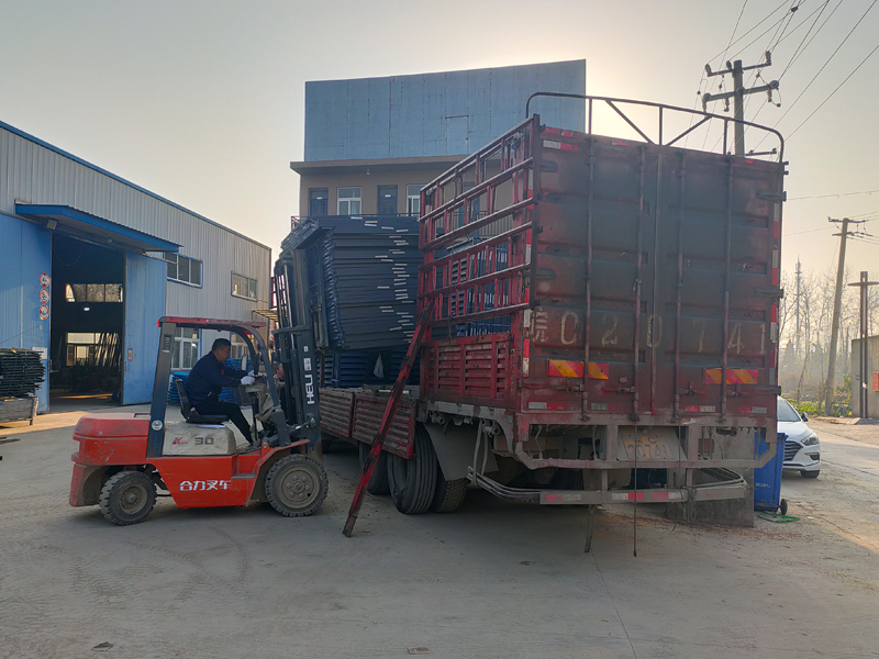 金用護欄2021年12月14日鋅鋼百葉窗裝車發貨! 金用護欄2021年12月14日鋅鋼百葉窗裝車發貨!