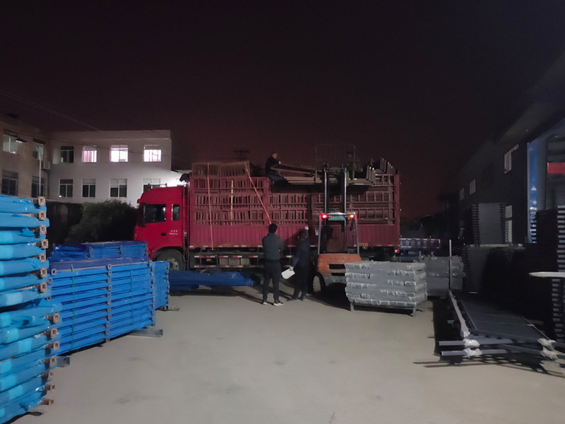 金用護(hù)欄2021年12月15日鋁合金百葉窗裝車發(fā)貨！