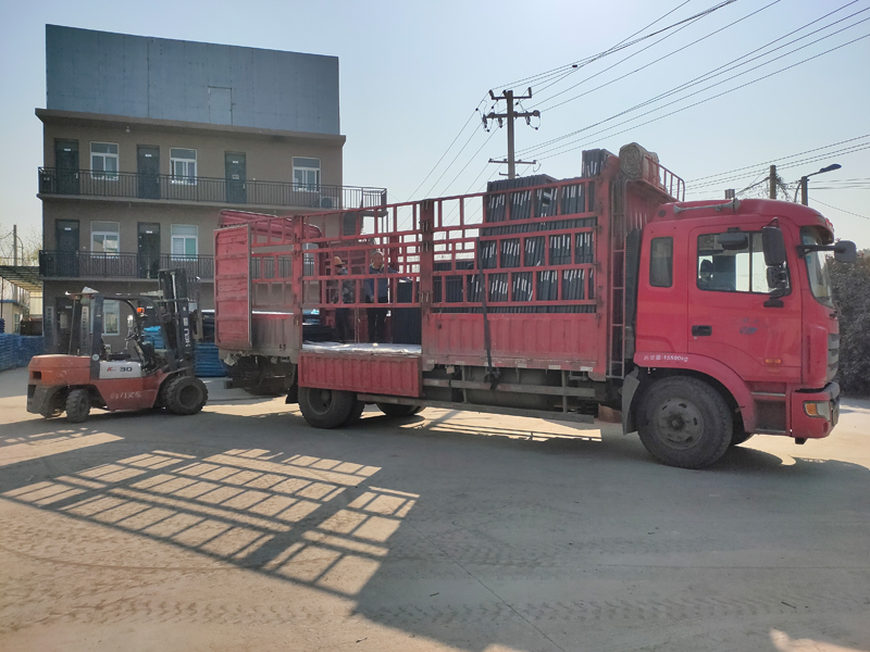 金用護欄2021年12月17日鋅鋼百葉窗裝車發貨! 金用護欄2021年12月17日鋅鋼百葉窗裝車發貨!