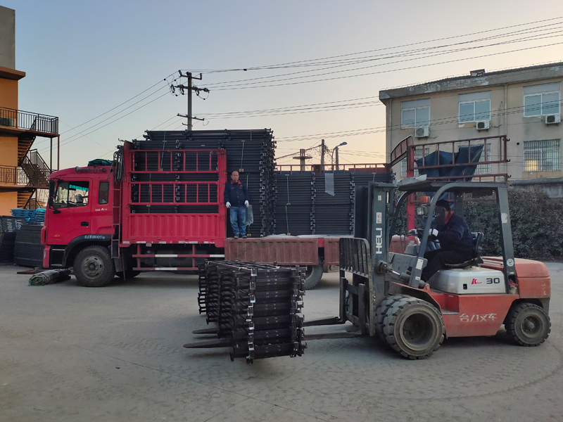 金用護欄2021年12月25日鋅鋼護窗欄桿裝車發貨! 金用護欄2021年12月25日鋅鋼護窗欄桿裝車發貨!