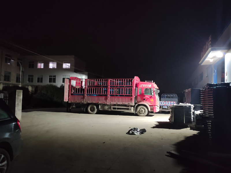 金用護欄2022年1月6日鋅鋼百葉窗裝車發貨! 金用護欄2022年1月6日鋅鋼百葉窗裝車發貨!