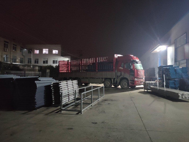 金用護欄2022年1月13日鋅鋼百葉窗裝車發貨！