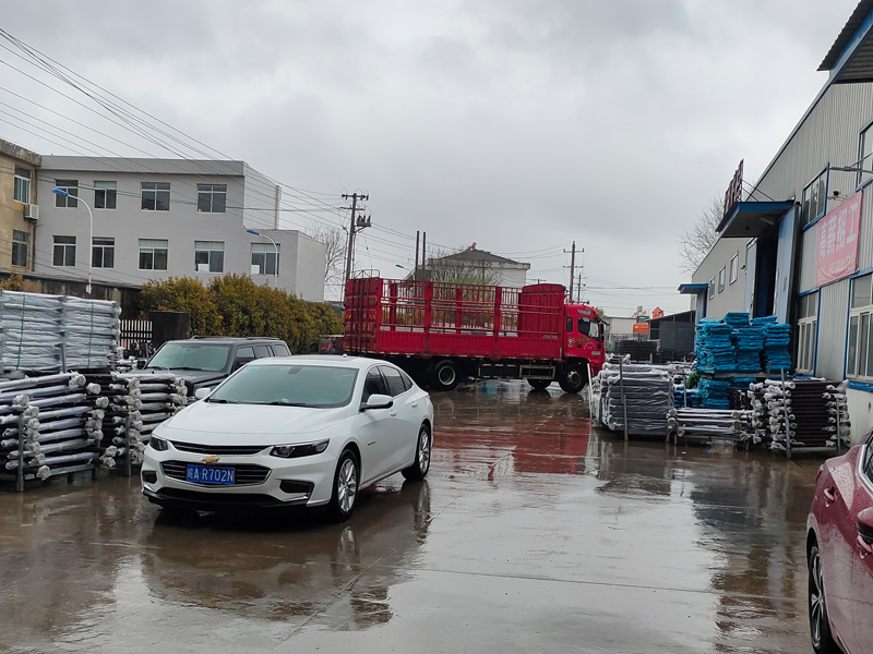 金用護欄2022年3月18日鋅鋼玻璃欄桿裝車發(fā)貨！