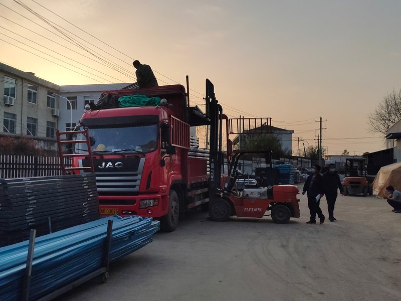 金用護(hù)欄2022年3月31日鋅鋼陽臺(tái)護(hù)欄裝車發(fā)貨！