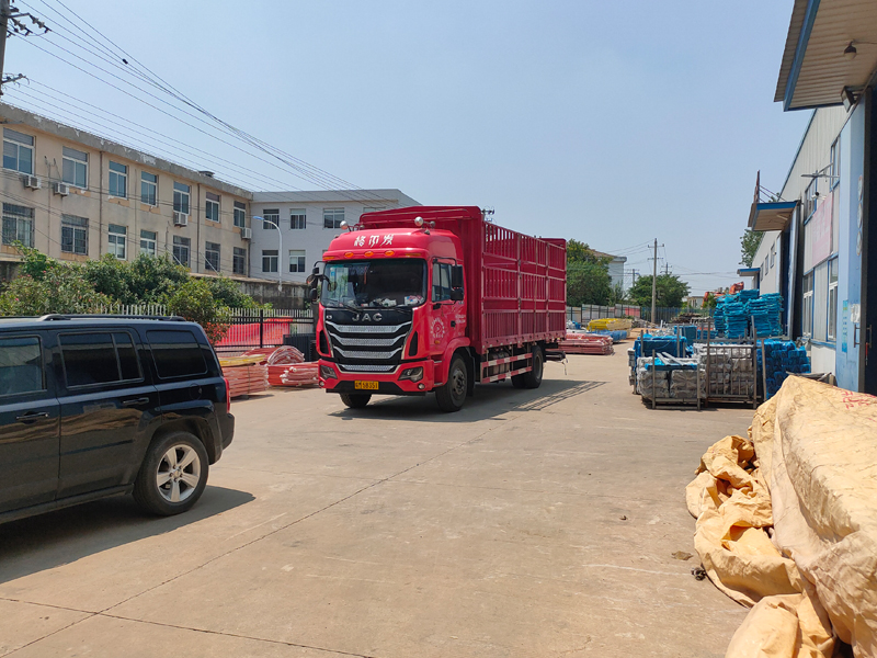 金用護(hù)欄2022年8月4日鋅鋼飄窗欄桿裝車發(fā)貨！