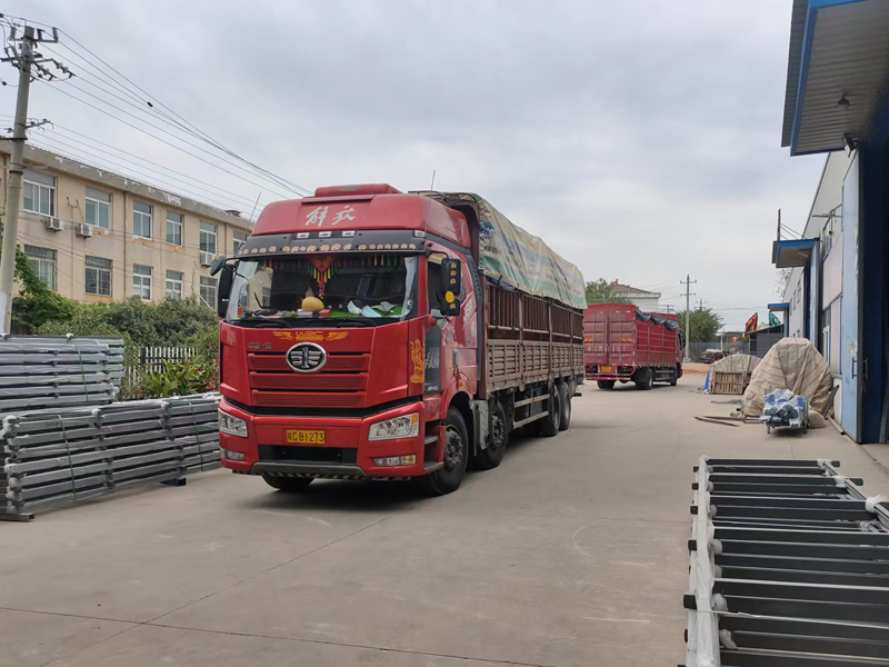 金用護欄2022年9月29日鋅鋼玻璃欄桿裝車發貨! 金用護欄2022年9月29日鋅鋼玻璃欄桿裝車發貨!