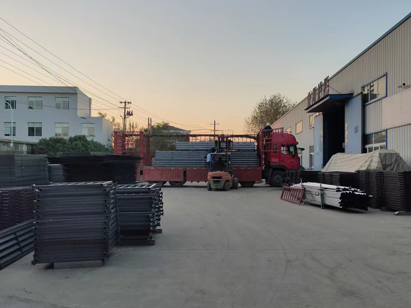 金用護欄2022年10月24日鋅鋼玻璃欄桿裝車發貨! 金用護欄2022年10月24日鋅鋼玻璃欄桿裝車發貨!