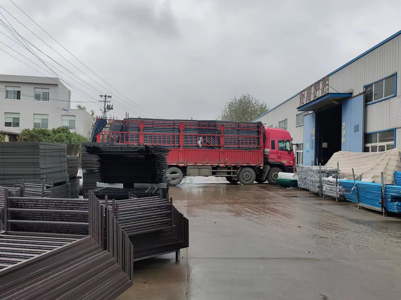 金用護欄2022年10月27日鋁合金百葉窗裝車發貨！