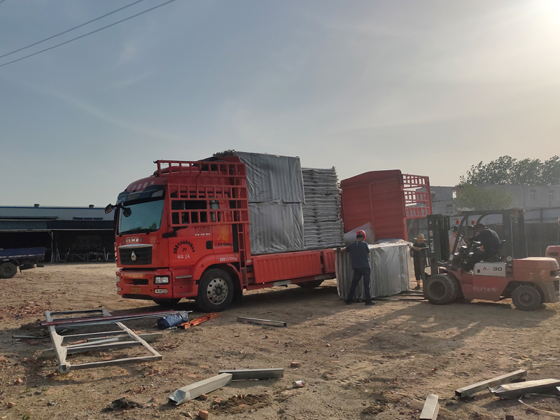 金用護欄2023年4月17日鋅鋼陽臺護窗欄桿裝車發貨! 金用護欄2023年4月17日鋅鋼陽臺護窗欄桿裝車發貨!