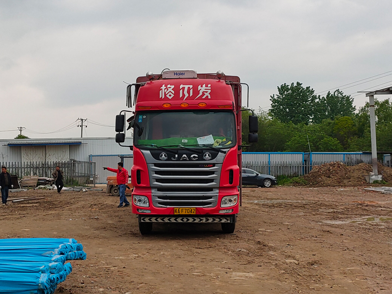 金用護(hù)欄2023年4月25日鋅鋼護(hù)窗欄桿裝車發(fā)貨！