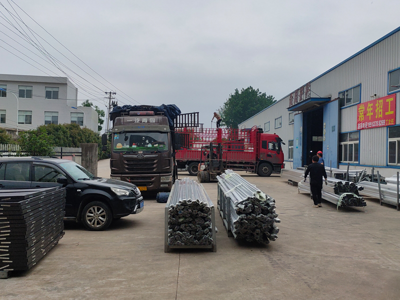 金用護欄2023年5月9日鋅鋼百葉窗裝車發貨！