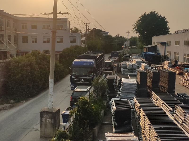 2023年6月16日鋅鋼玻璃護(hù)欄裝車發(fā)貨！