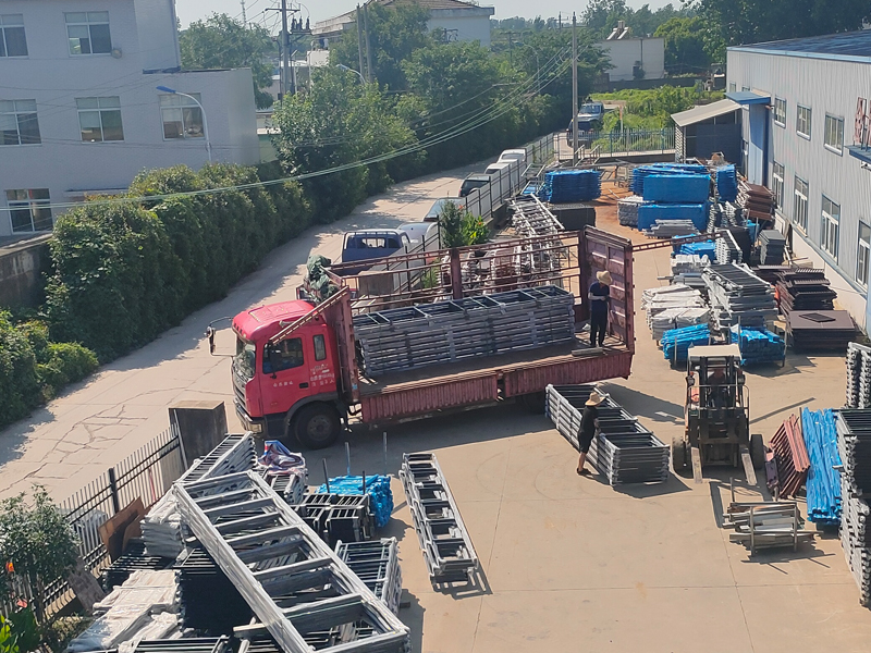 2023年7月5日鋅鋼玻璃護欄裝車發(fā)貨！