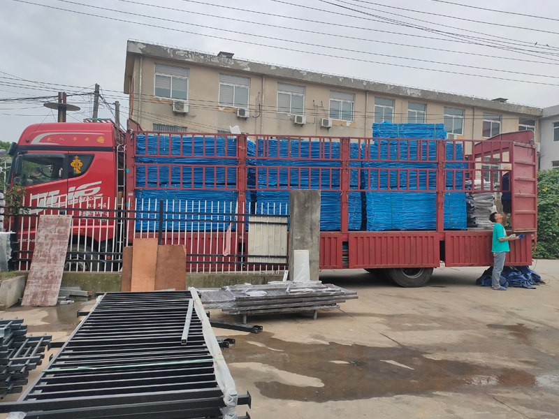 2023年7月15日鋅鋼陽臺護欄裝車發貨! 2023年7月15日鋅鋼陽臺護欄裝車發貨!