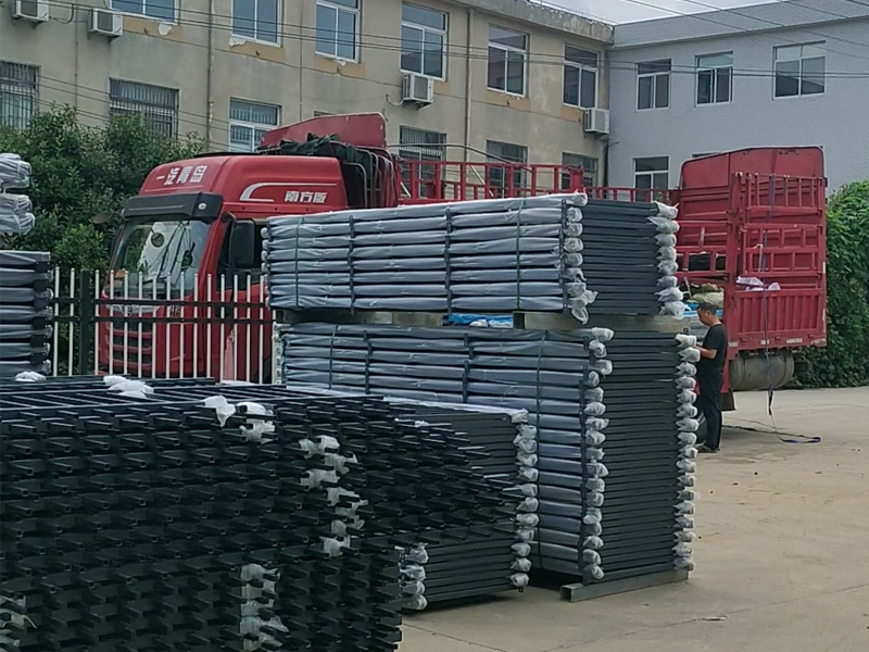 2023年7月25日鋅鋼玻璃護欄裝車發(fā)貨！