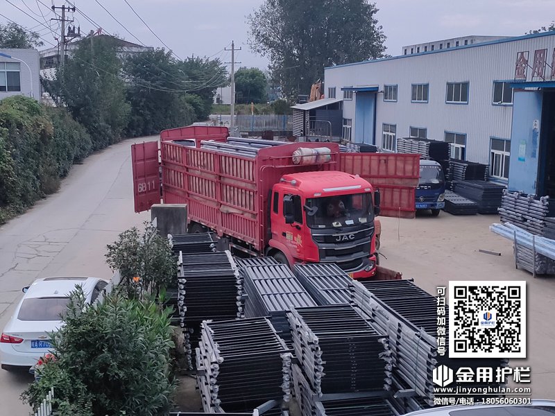 2023年10月10日鋅鋼連廊護(hù)欄裝車發(fā)貨！