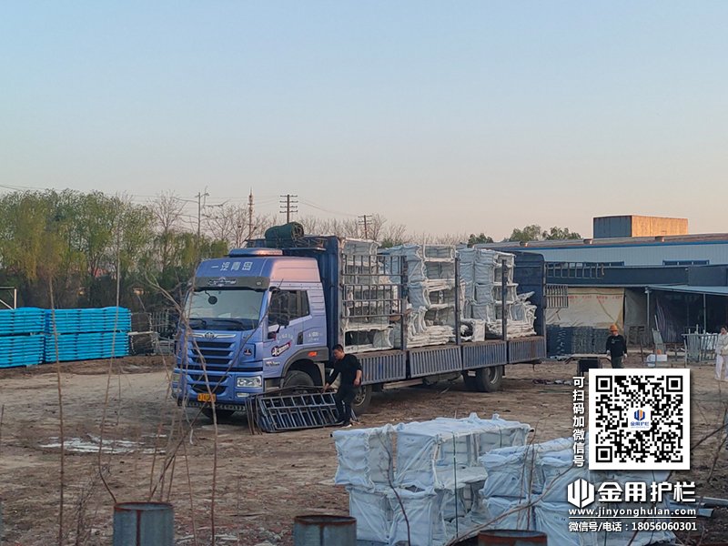 2024年4月3日鋅鋼空調護欄裝車發(fā)貨！