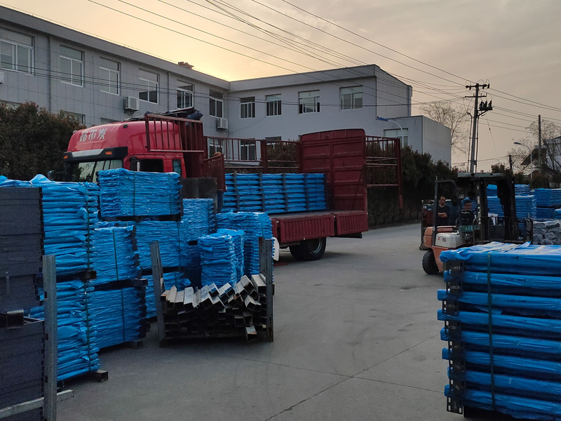 2025年3月25日鋅鋼護(hù)窗欄桿裝車發(fā)貨！